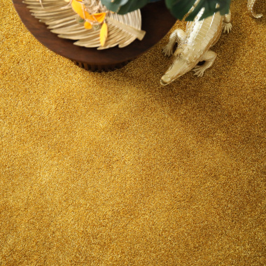 Moquette velours Feelings Balsan jaune Carat 350 à la coupe avec panier décoratif dans une chambre