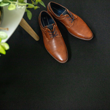 Moquette aiguilletée Stand Event Noir filmée pour événement intérieur, sol prêt à l’usage