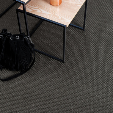 Tapis sur mesure sisal Bahia anthracite, look naturel et graphique pour pièce de vie