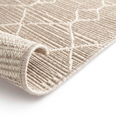 Bord du tapis Scandinave marron clair roulé, finition soignée et robuste