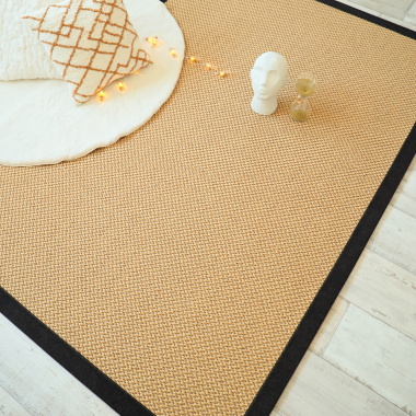 Tapis sisal naturel doré finition brun chiné - vue de loin