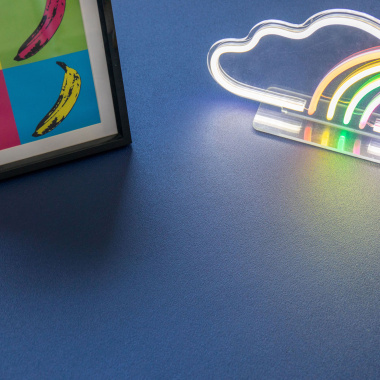 Sol PVC bleu marine uni Essentiel Color dans une ambiance graphique mêlant lumière et couleurs contrastées