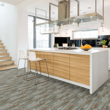 Sol vinyle clipsable Mix and Match Click 5G - Acier vintage, posé dans une cuisine moderne