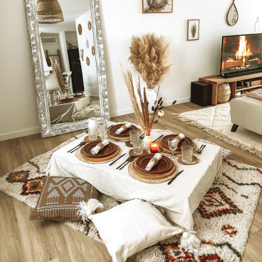 Tapis berbère Azilal, ambiance conviviale autour d’une table basse basse