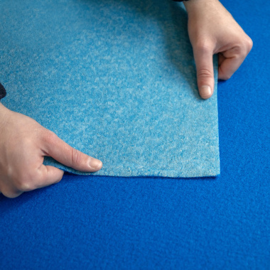 Moquette filmée Stand Event Bleu électrique, présentation de l'envers du revêtement événementiel