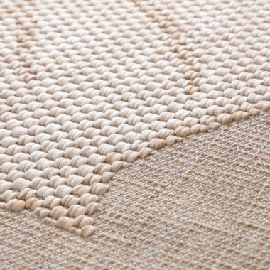 Détail du tapis Palme sauvage beige, tissage relief effet feuille naturelle