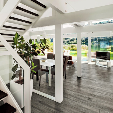 Lame sol XXL Stratifié KronoSwiss V4 Helvetic - Lac de Neuchâtel 5G - Salon ouvert sur l'exterieur