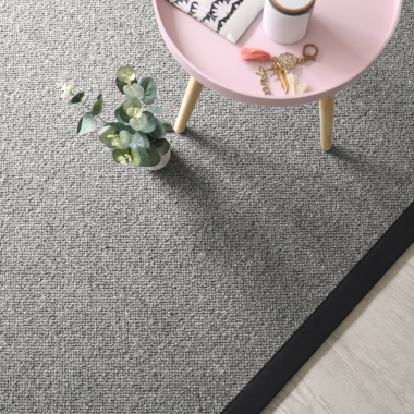 Tapis pure laine Latoon gris foncé - Ganse coton noir - vue de haut