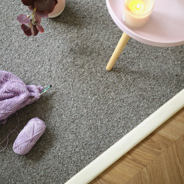 Tapis pure laine Latoon gris foncé - Ganse coton écru - Vue de haut