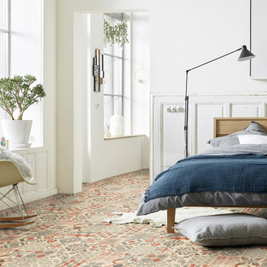 Sol Lino - Carreaux de ciment - Rouge brique installé dans une chambre à la déco naturelle