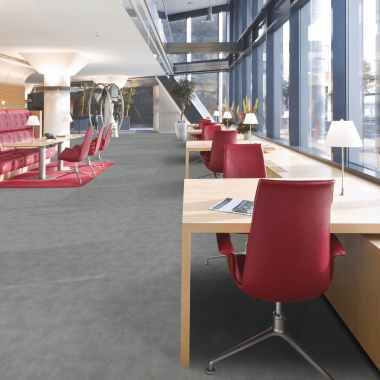 Sol vinyle classé U3P3 IPERFORM 370 Pinnacles T83 dans un espace de coworking lumineux