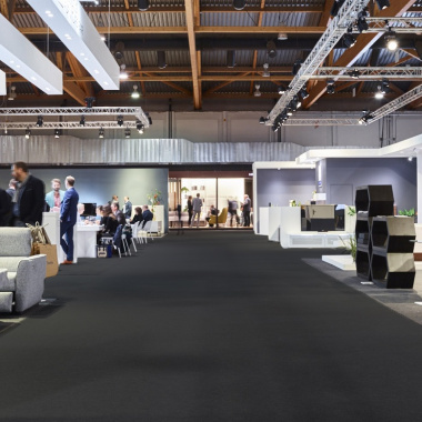 Vue d’ensemble d’un salon avec moquette noire Stand Expo - Classe Bfl-s1