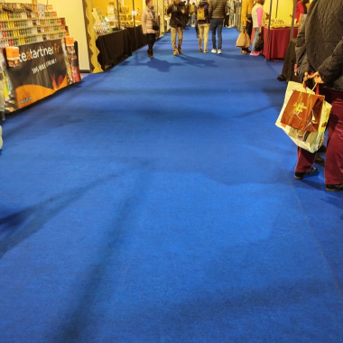 Moquette Stand Event Bleu électrique, teinte chic et neutre pour ambiance événementielle moderne