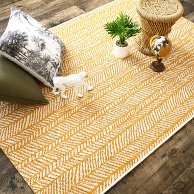 Tapis d'extérieur ou de salon - Motifs graphiques - Jaune et crème - Vue de loin