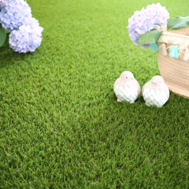 Tapis sur mesure en gazon synthétique Villandry pour terrasse ensoleillée, vert toute l’année