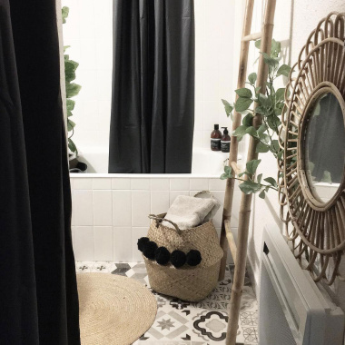 Sol PVC Lino graphique noir posé dans un intérieur déco