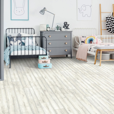 Sol vinyle Link Plus parquet vieilli blanchi dans une chambre enfant, ambiance douce et lumineuse