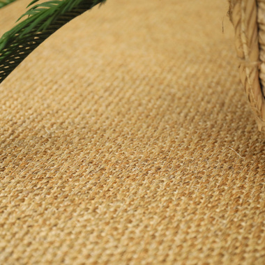 Tapis en sisal Tulum miel avec panier cache-pot et feuillage, style naturel et authentique