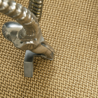 Moquette sisal Slow fibre naturelle doré avec tissage fin dans une ambiance intérieure chic
