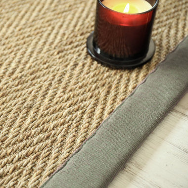 Tapis jonc de mer Bihar fin chevron finition vert mousse - gros plan