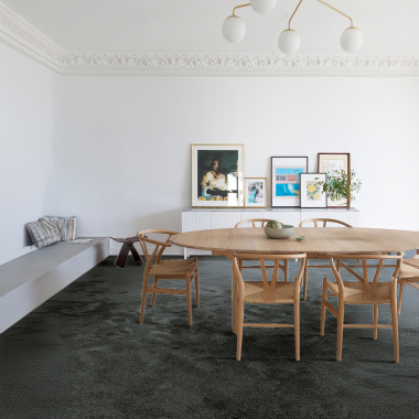 Tapis sur mesure doux et résistant Lumicolor gris carbone, conçu à vos dimensions dans nos ateliers français