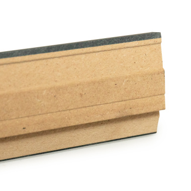 Vue arrière de la plinthe pour sol stratifié Pierre Gris Manganèse avec zone de passage de câbles