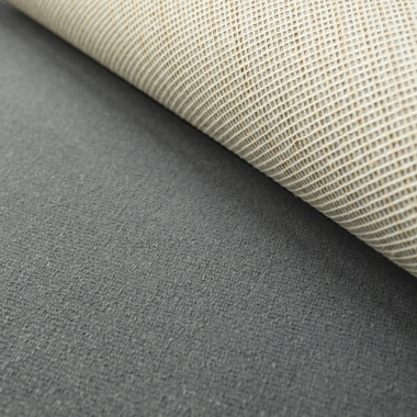 Tapis Sylon sur mesure Gris minéral soulevé pour présenter l’envers du revêtement textile