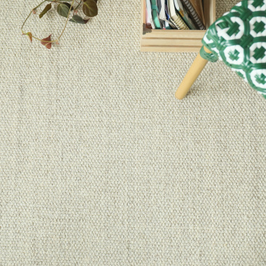 Zoom sur le sol en sisal Tulum blanchi avec chaise en rotin et caisse en bois