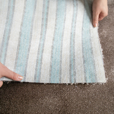 Moquette ultra douce Pulse taupe fumé, envers textile souple et finition dense
