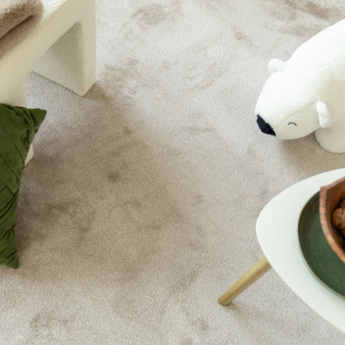 Tapis contemporain ultra doux Pulse argile beige, velours beige clair avec ours blanc décoratif