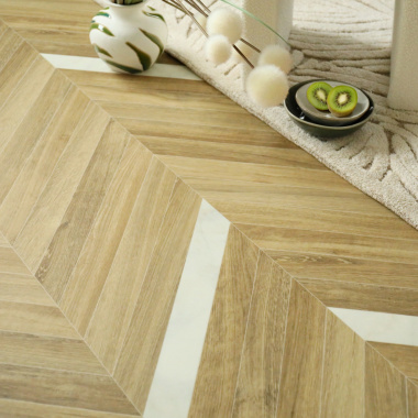 Sol en vinyle éco-conçu - Chevrons marbre et chêne - Blanc et naturel dans une chambre