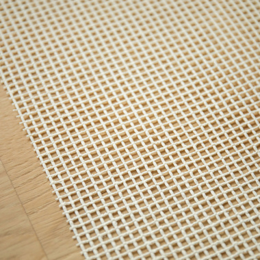 Sous-couche antidérapante pour tapis, structure ajourée favorisant stabilité et confort