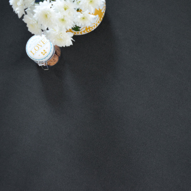 Ambiance cosy avec tapis velours Loft Résist noire et vase décoratif