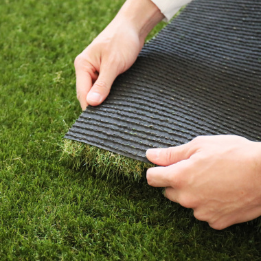 Gazon synthétique Home 40 mm en vue de dessous, structure recyclée et fibres denses bien répartie