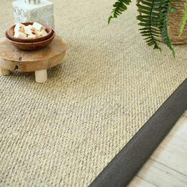 Tapis sur mesure sisal Tulum écru avec une ganse coton anthracite dans une ambiance douce et contemporaine