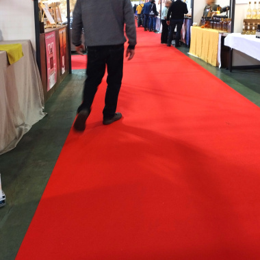 Moquette filmée Stand Expo rouge vif, sol textile pratique pour hall d’exposition et stand
