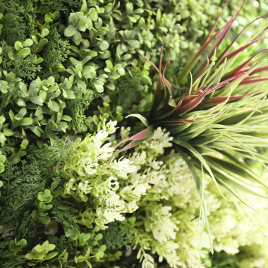 Zoom sur les feuillages contrastés du mur végétal artificiel Printemps poétique 1m x 1m