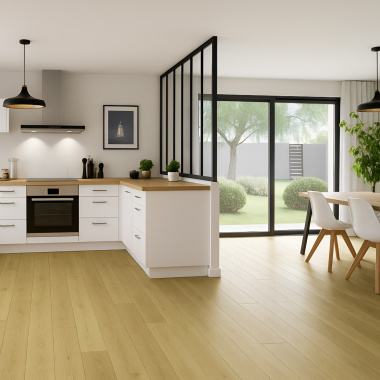 Sol vinyle Forest à lames XXL à clipser dans cuisine moderne avec grande baie vitrée