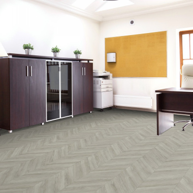 Tapis vinyle chevron chêne gris dans un bureau contemporain et lumineux