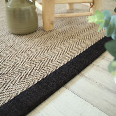 Tapis sisal Maya chevron beige finition brun chiné - vue de près