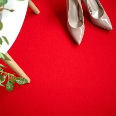 Stand Event Rouge vif moquette aiguilletée, sol prêt pour installation de stand