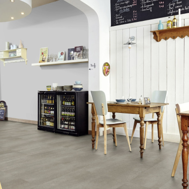 Sol vinyle effet pierre ID Essential Click 30 - Stone Grey dans un petit restaurant