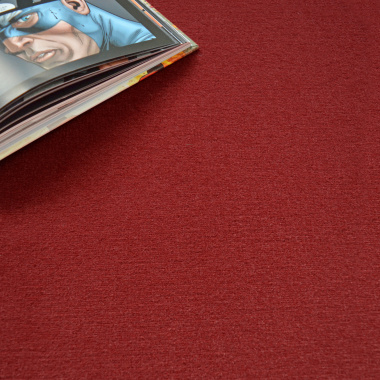 Texture velours rouge intense du tapis Loft Résist, décor cosy et détente