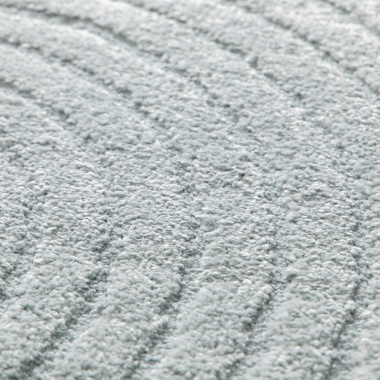 Tapis de salon en relief Circle - Courbe gris bleuté, avec une vue rapprochée sur ses lignes sculptées
