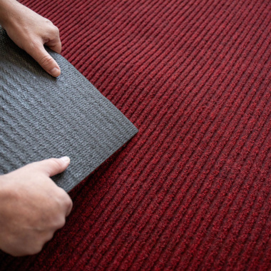 Tapis d’entrée rouge foncé, verso antiglisse et structure épaisse en relief