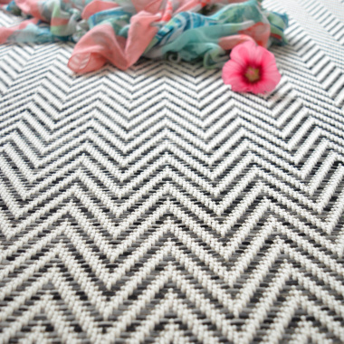 Tapis intérieur / extérieur tissé plat Java Chevron blanc ganse noire - vue de face