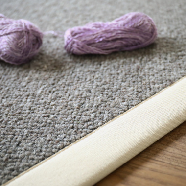 Tapis pure laine Latoon gris foncé - Ganse coton écru - gros plan