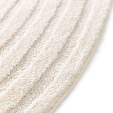 Tapis ovale organique en relief - Circle - Cercle crème, détail de l’épaisseur et des lignes sculptées