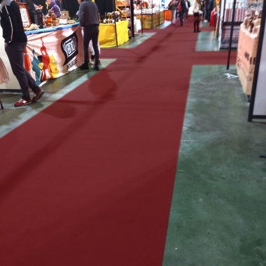 Moquette aiguilletée Stand Event bordeaux, revêtement léger pour usage temporaire