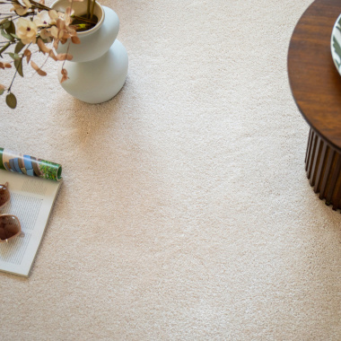 Ambiance naturelle autour du tapis organique Select - Ecru, texture douce et lumineuse